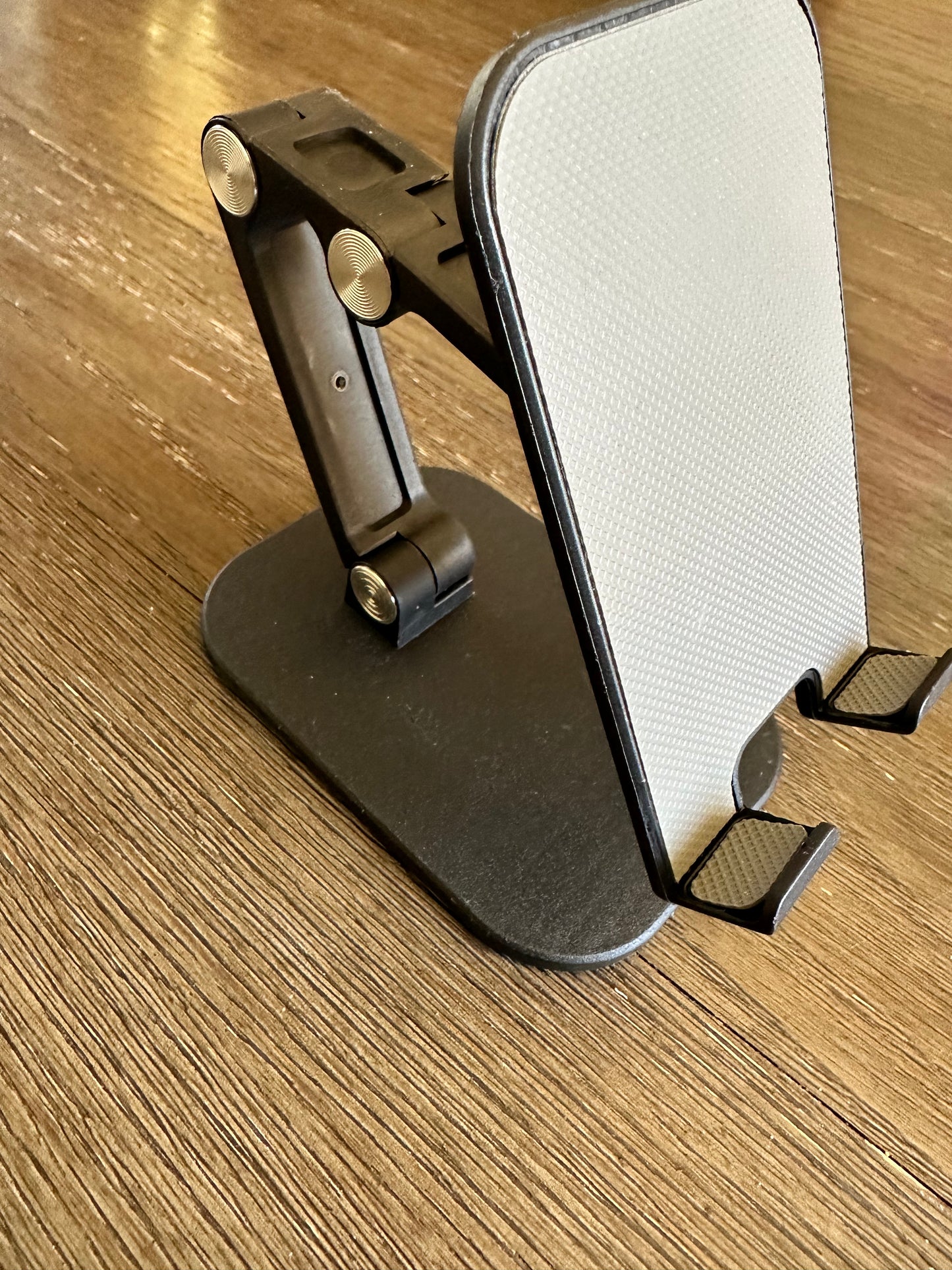 Foldable tablet/phone holder