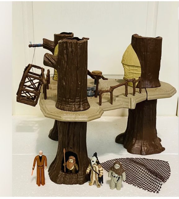 Star Wars 1983 Ewok Village playset Kenne w/4 figures incomplete. Vintage